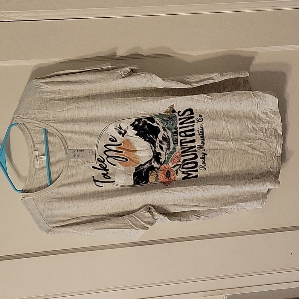 Brand new, super soft graphic T